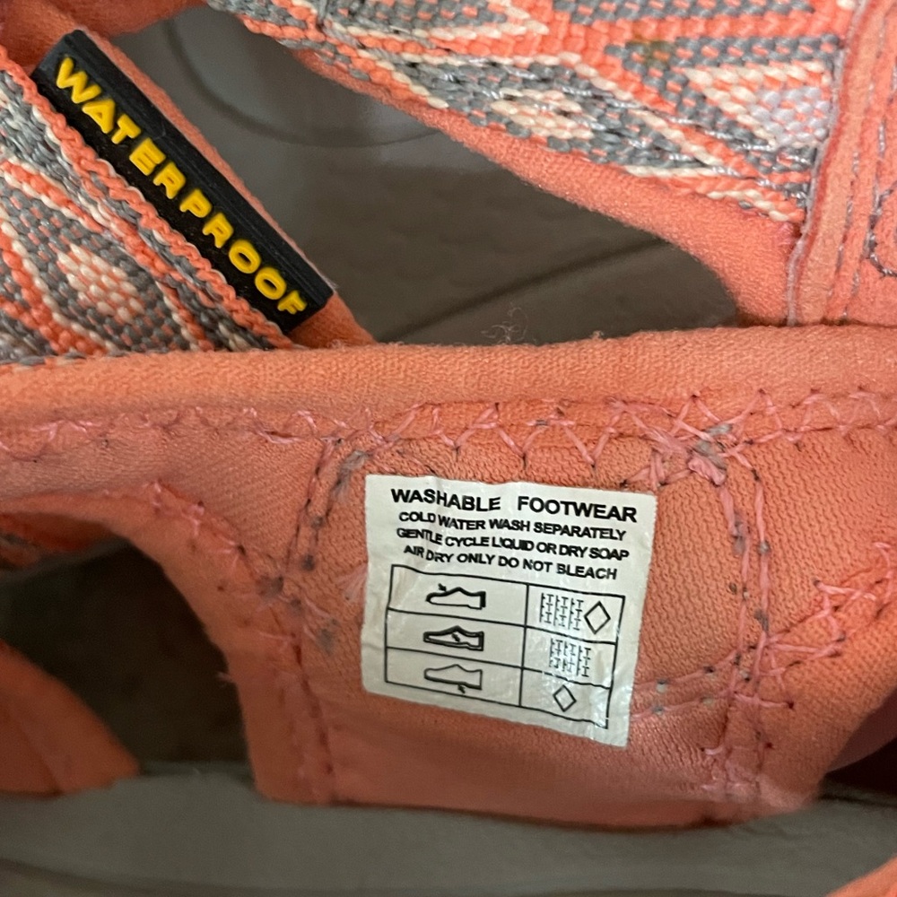 EUC Women’s Size 6 Keen Waterproof Outdoor Shoe - Picture 8 of 8